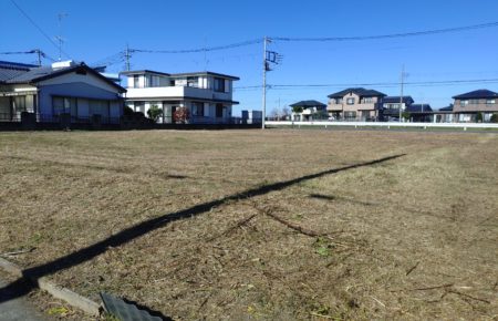 行田市で敷地内の草刈りを行った施工事例