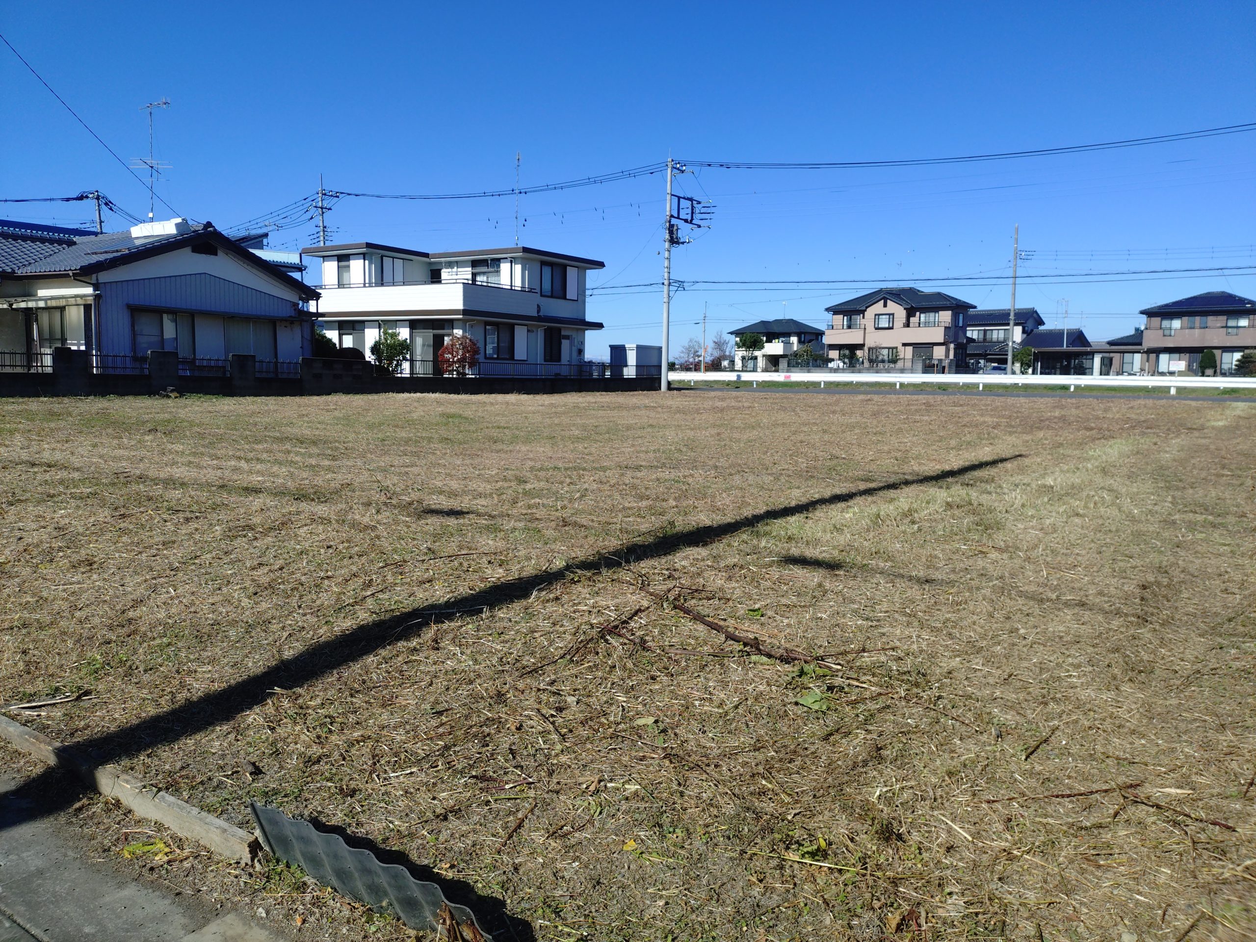 行田市で敷地内の草刈りを行った施工事例